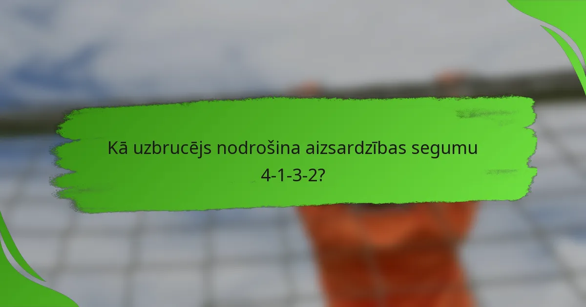 Kā uzbrucējs nodrošina aizsardzības segumu 4-1-3-2?